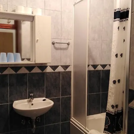 Lalic - Two Bedroom Ground Floor Close To The Beach Apartment *
