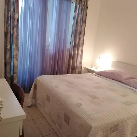Lalic - Two Bedroom Ground Floor Close To The Beach Apartment *