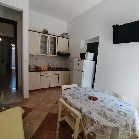 Lalic - Two Bedroom Ground Floor Close To The Beach