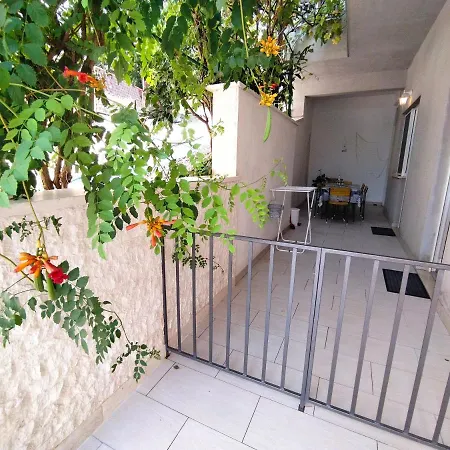 Lalic - Two Bedroom Ground Floor Close To The Beach Apartment