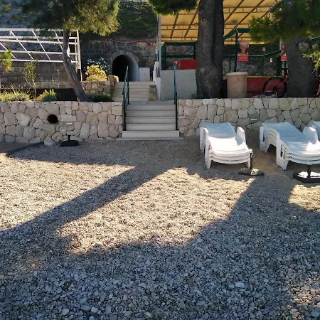 Lalic - Two Bedroom Ground Floor Close To The Beach Apartment *